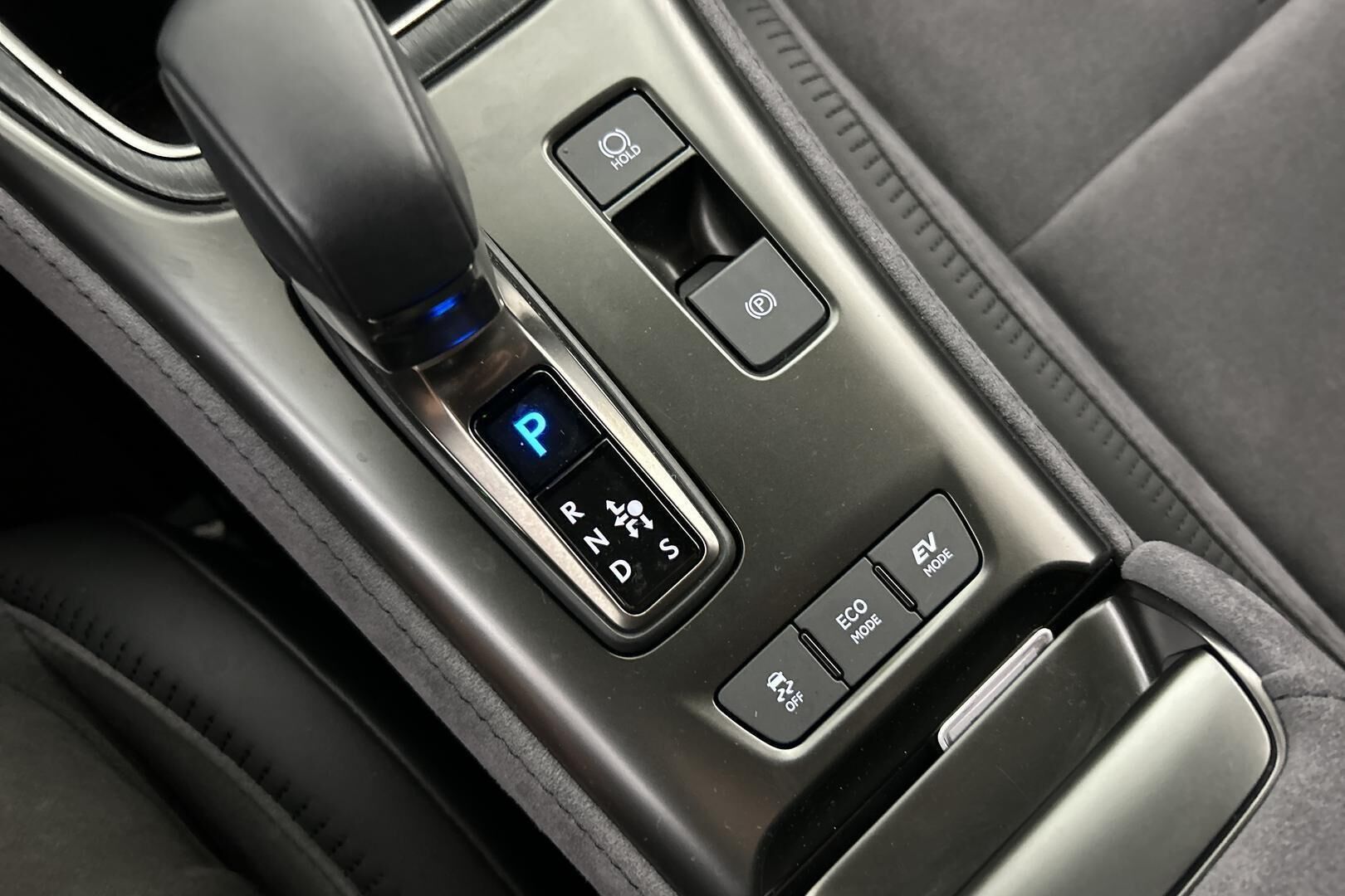 Lexus LBX iso kuva 16