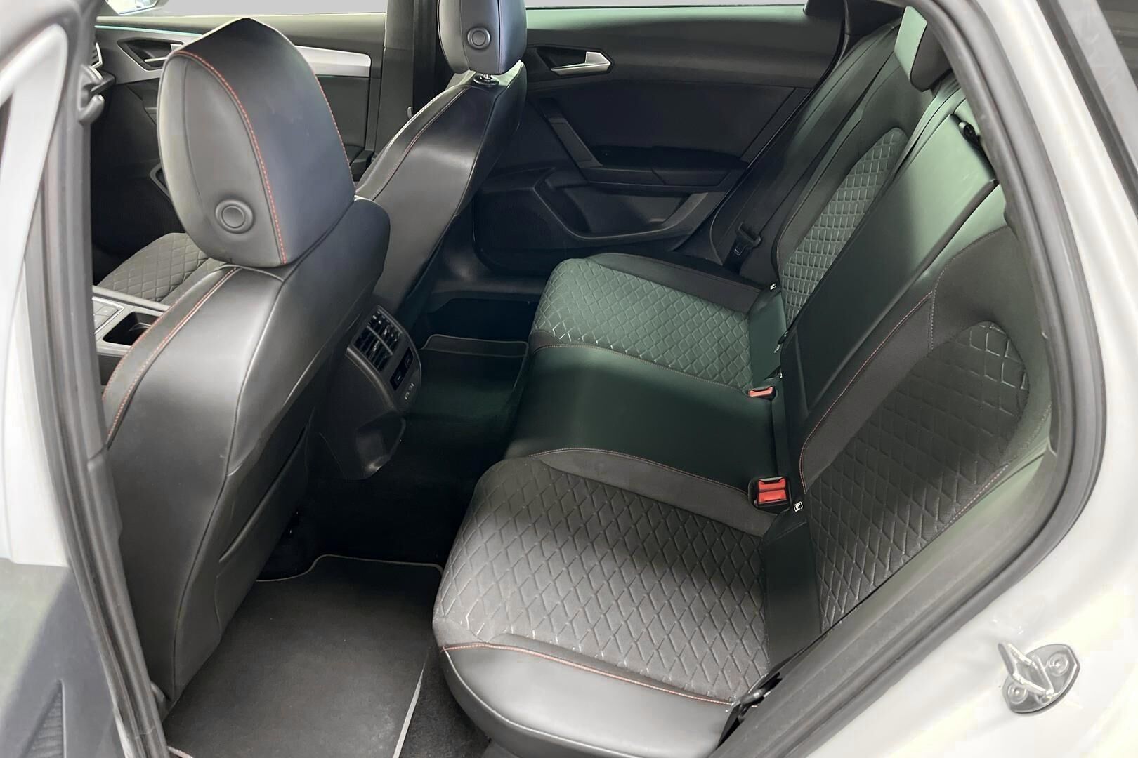 Seat Leon Sportstourer iso kuva 10
