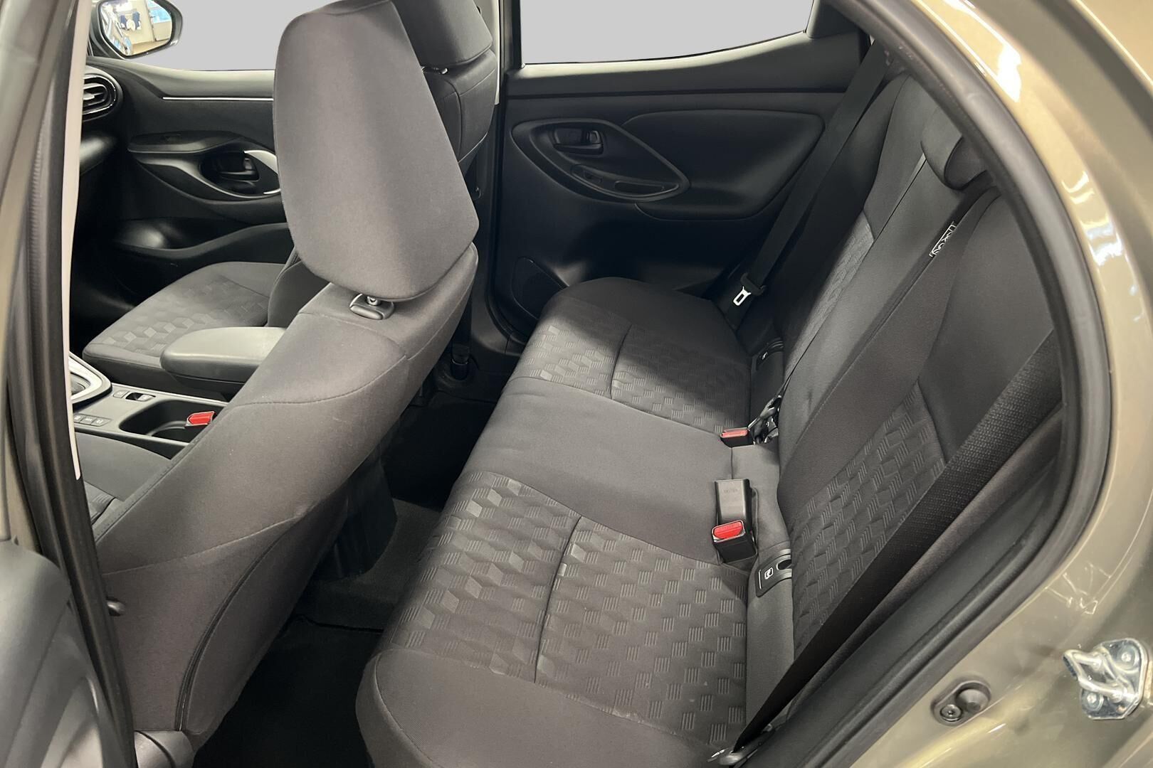 Toyota Yaris iso kuva 9