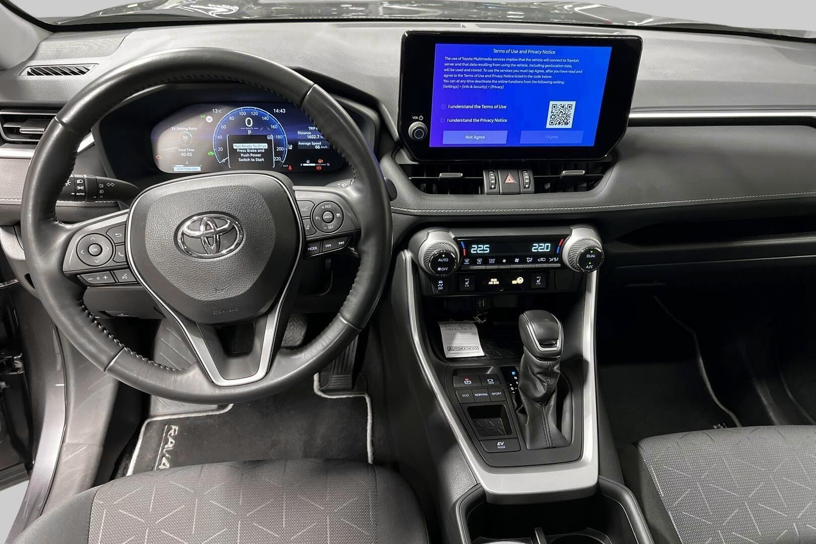 Toyota RAV4 iso kuva 10