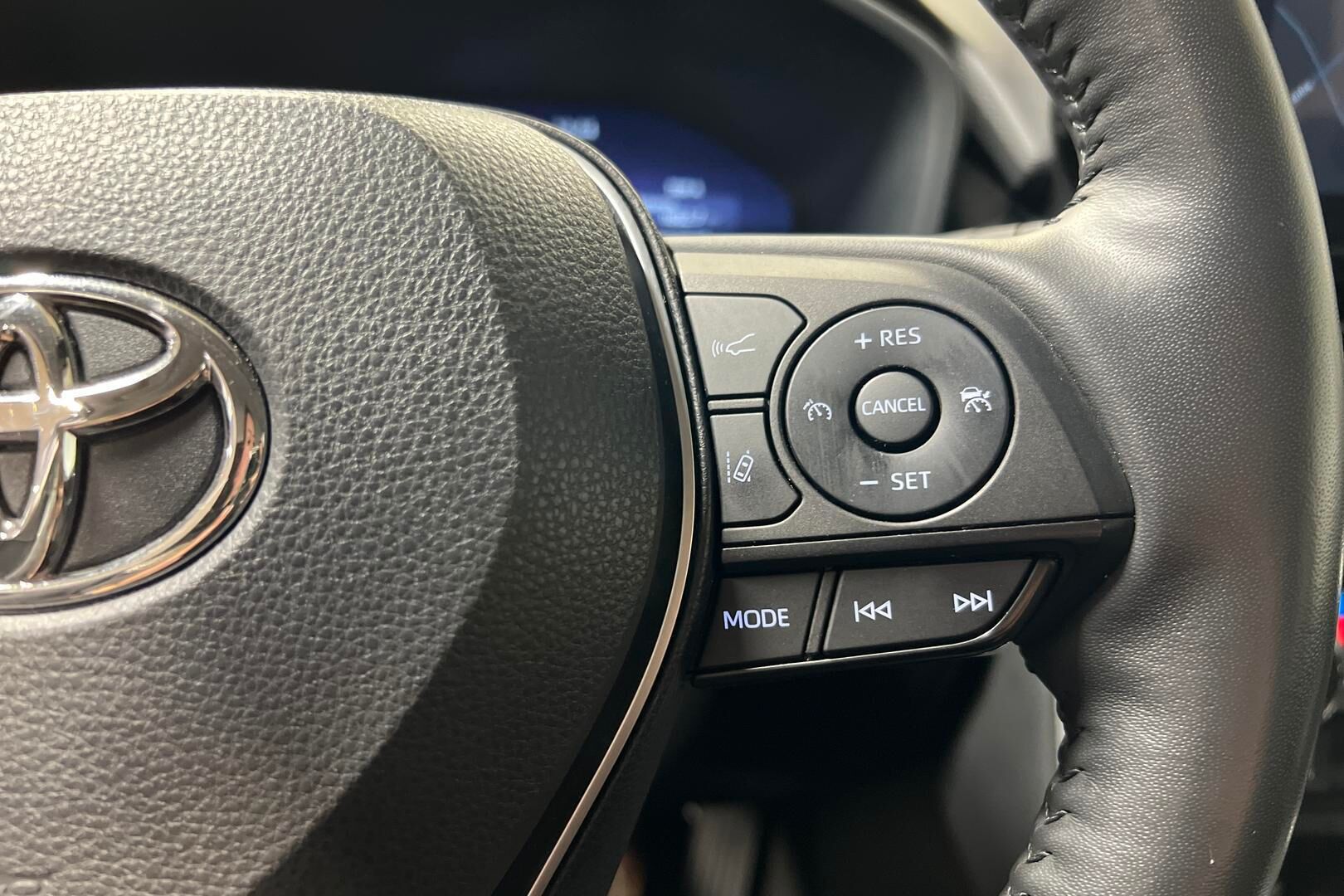 Toyota RAV4 iso kuva 18