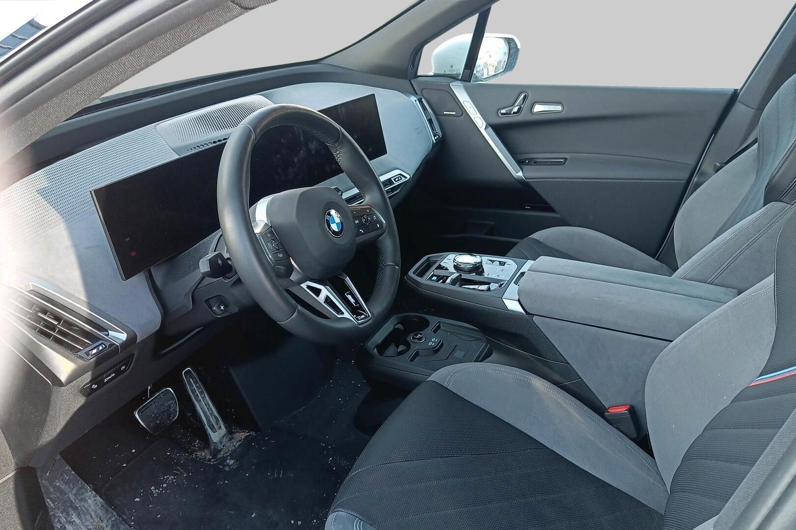 BMW iX iso kuva 1