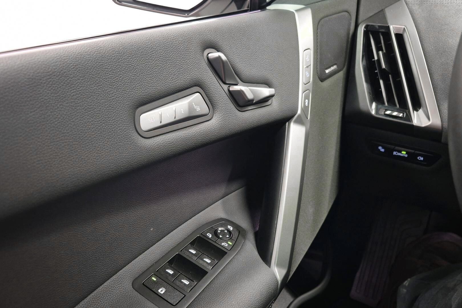 BMW iX iso kuva 17