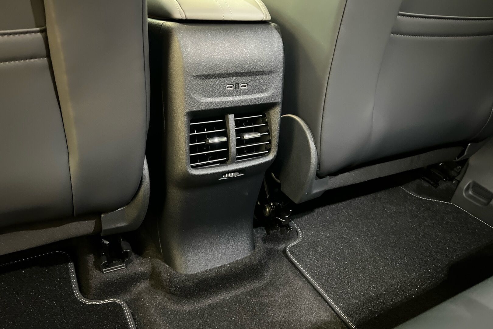 Ford Explorer iso kuva 22