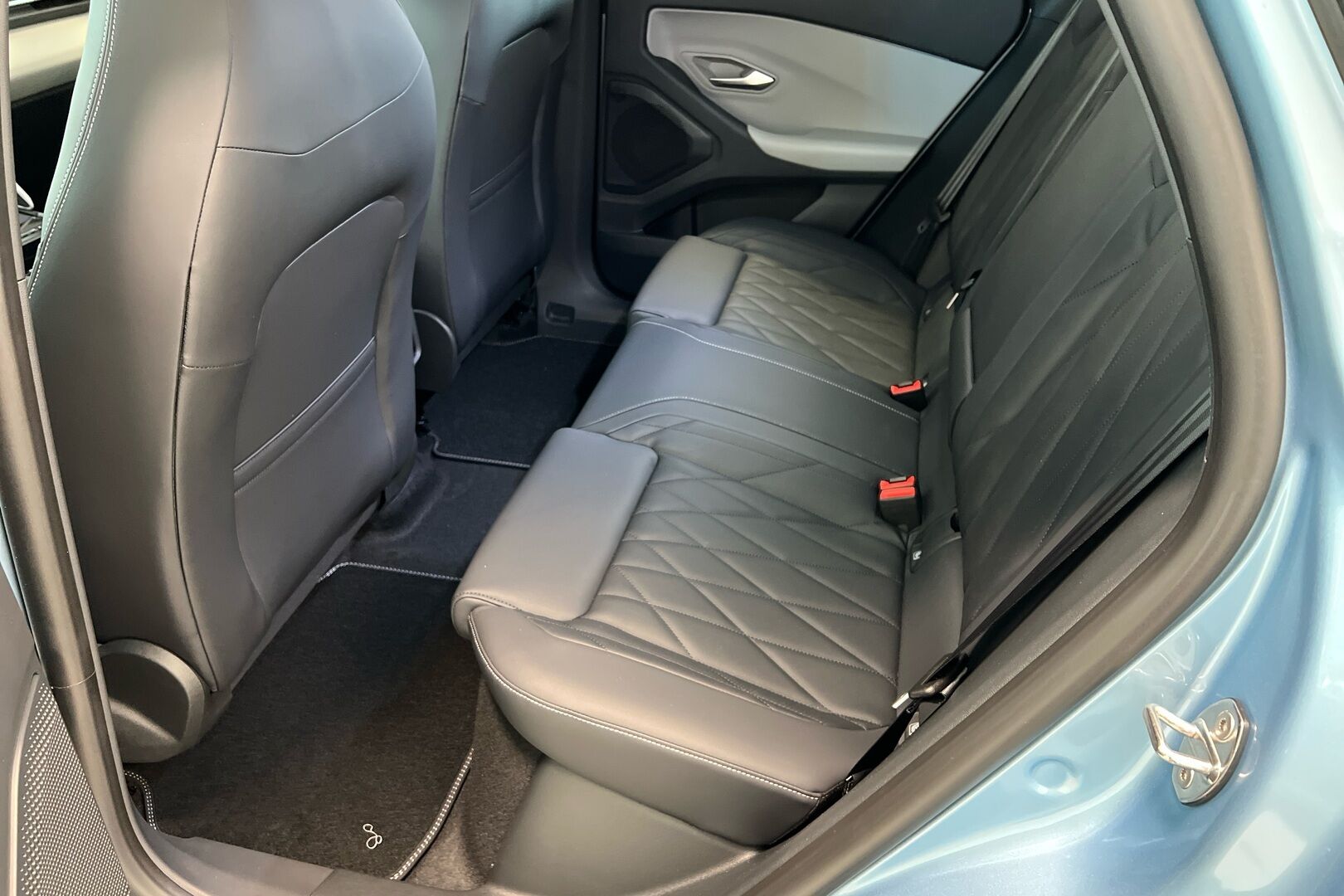 Ford Explorer iso kuva 8