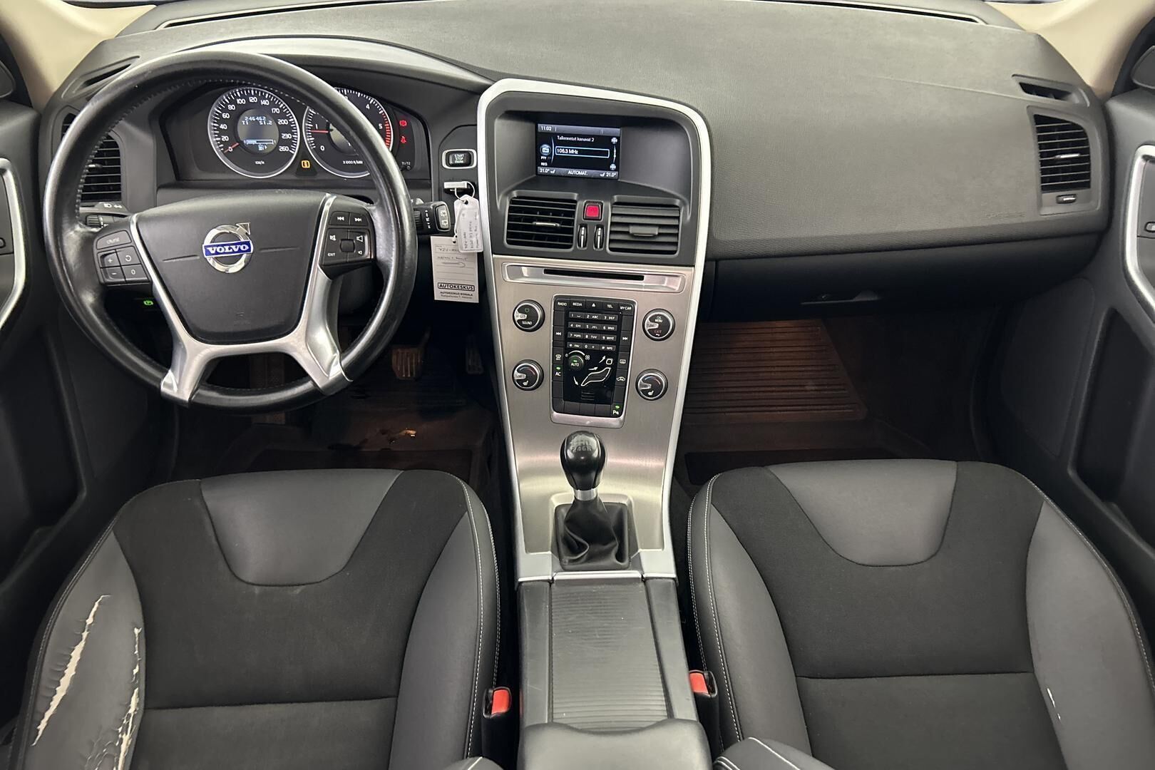 Volvo XC60 iso kuva 10
