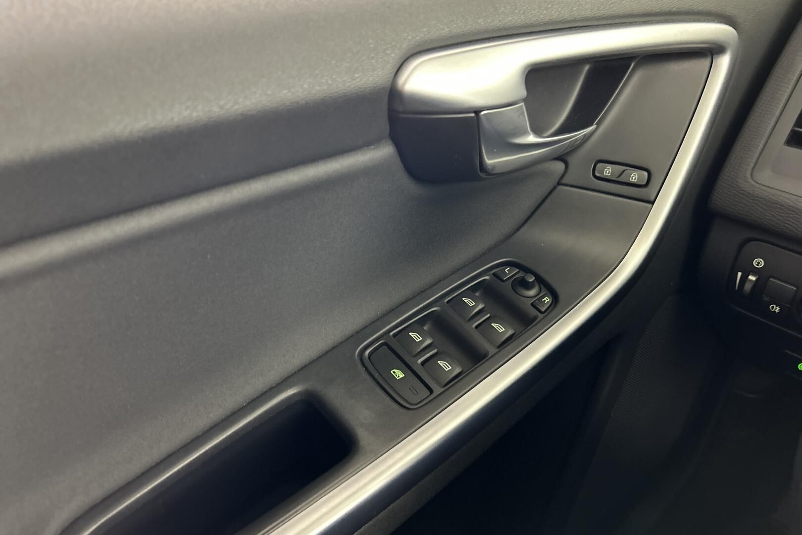 Volvo XC60 iso kuva 19