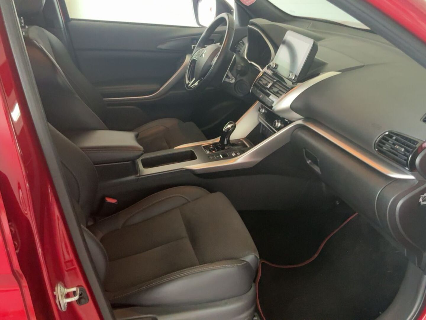 MITSUBISHI ECLIPSE CROSS iso kuva 3