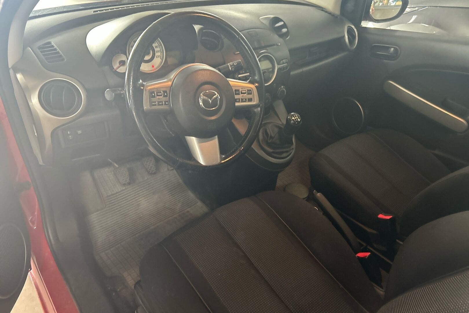 Mazda 2 iso kuva 2