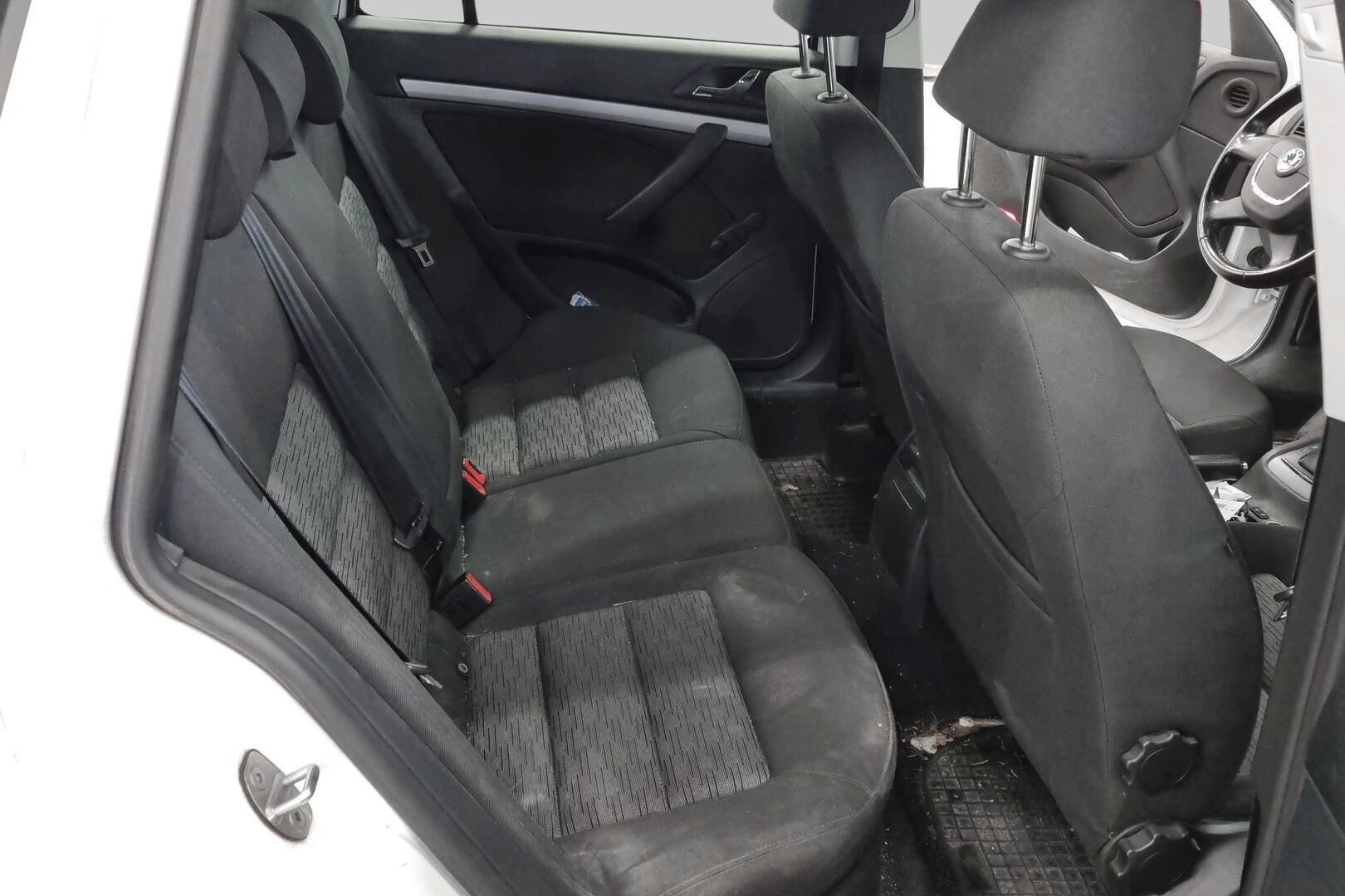 Skoda Octavia iso kuva 10