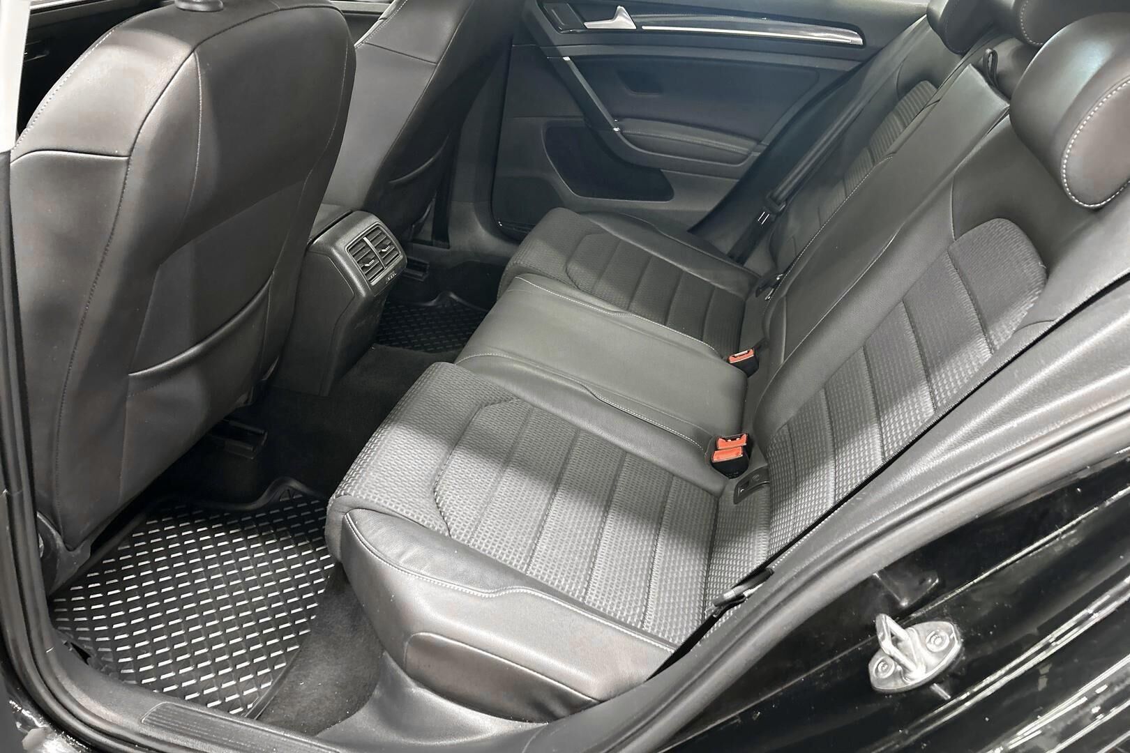 Volkswagen Golf iso kuva 10