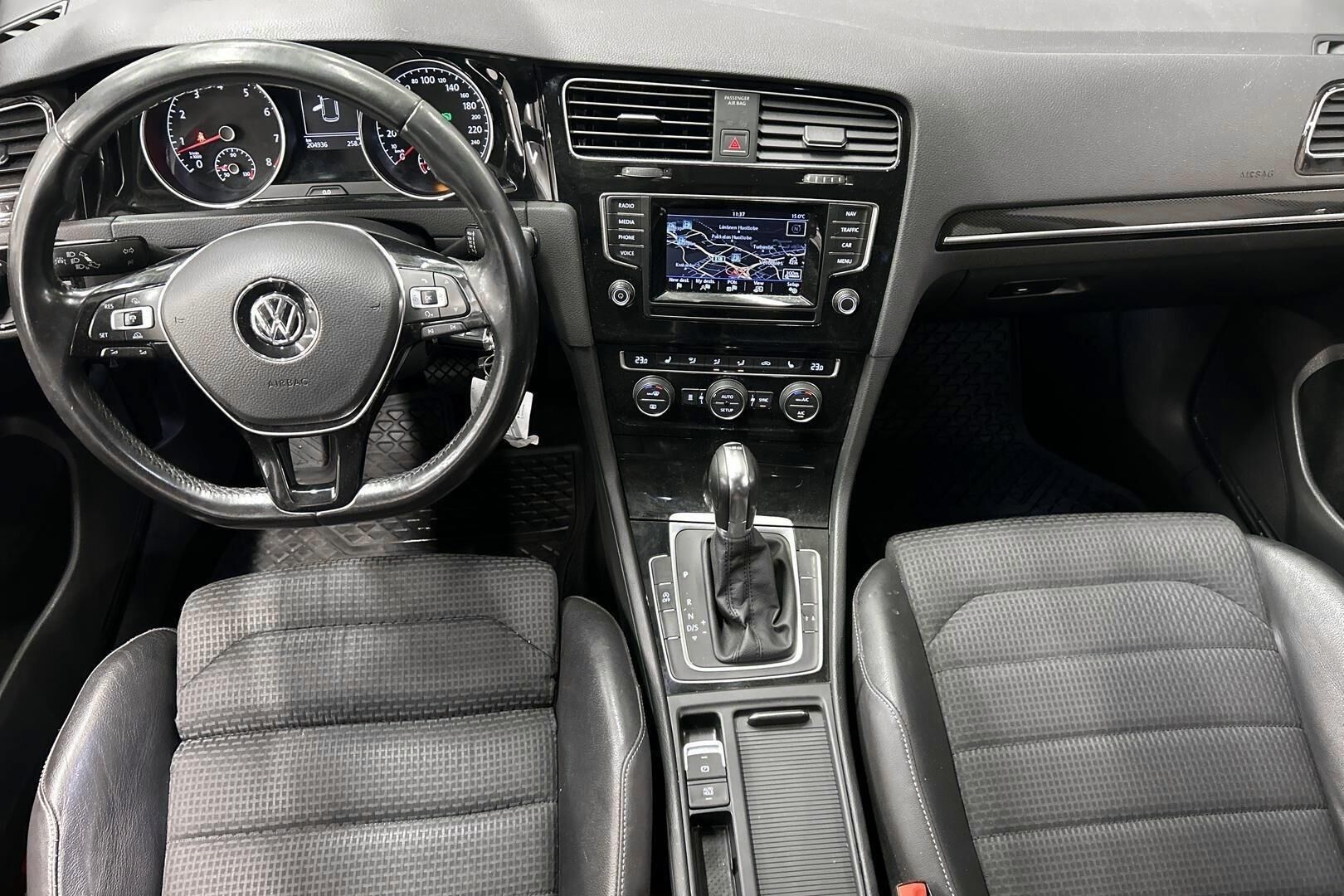 Volkswagen Golf iso kuva 11