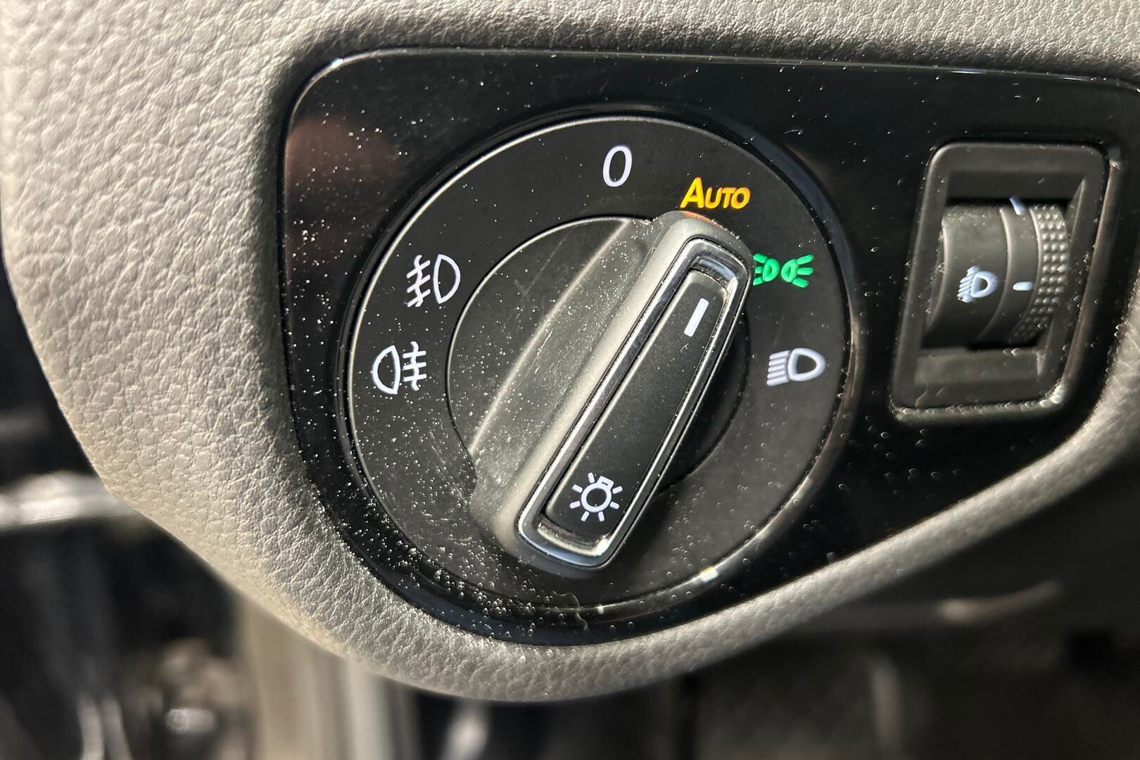 Volkswagen Golf iso kuva 15