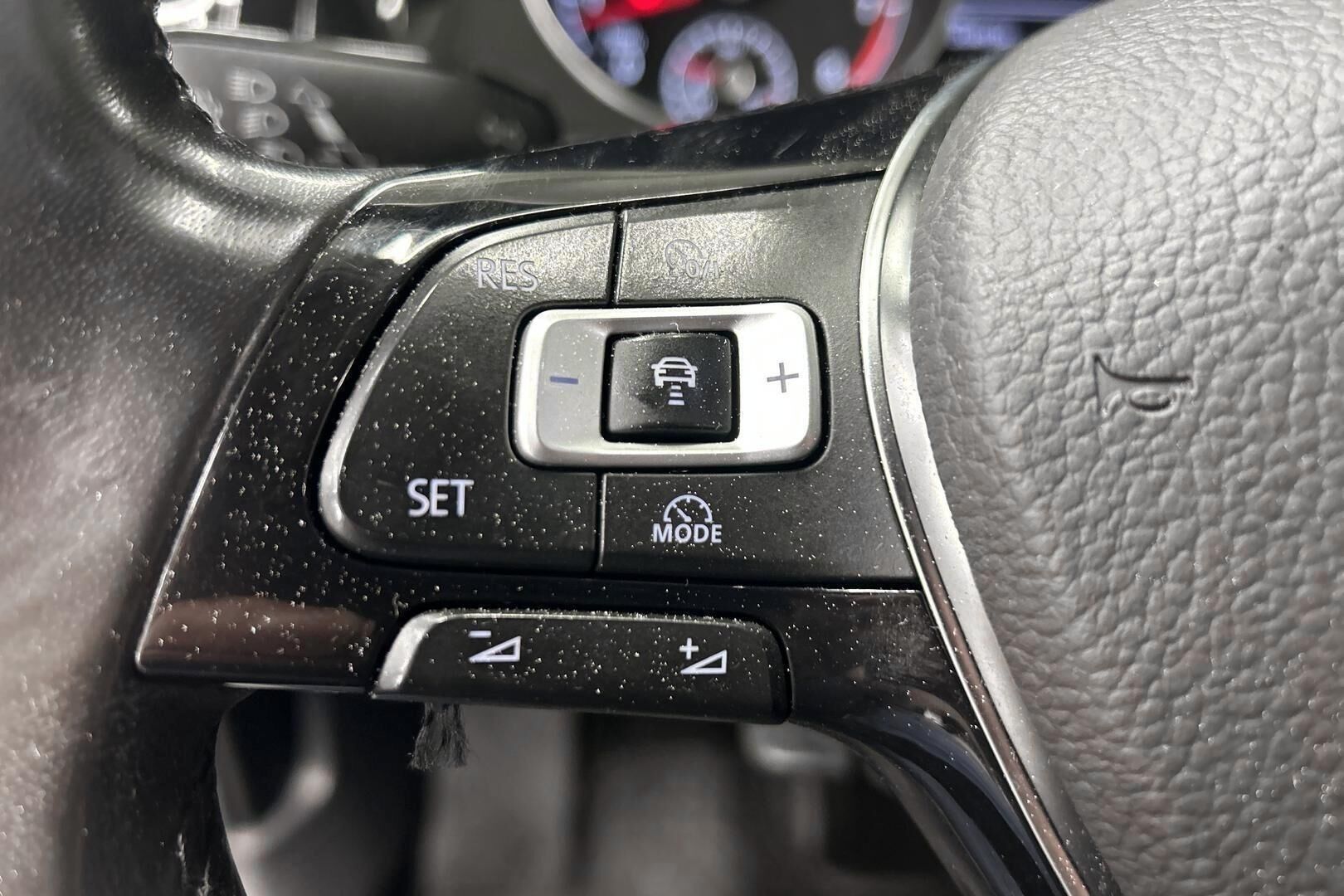 Volkswagen Golf iso kuva 16