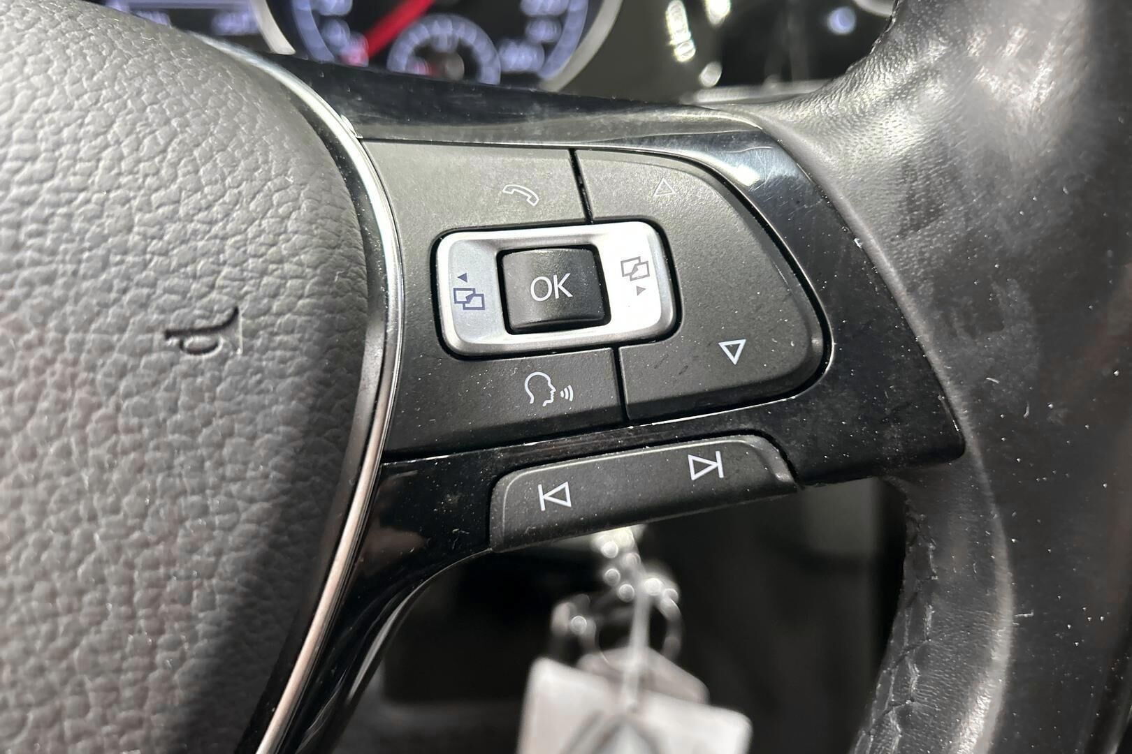 Volkswagen Golf iso kuva 17