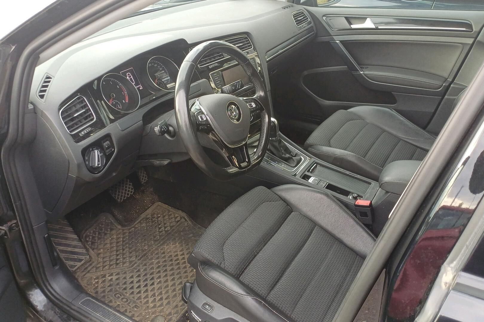 Volkswagen Golf iso kuva 2