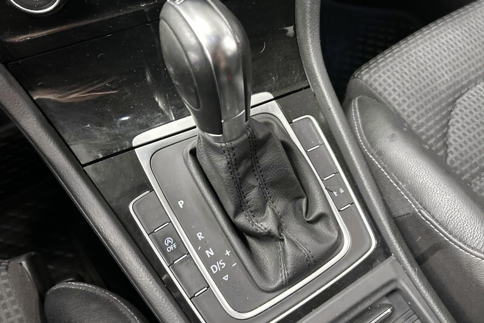 Volkswagen Golf iso kuva 22