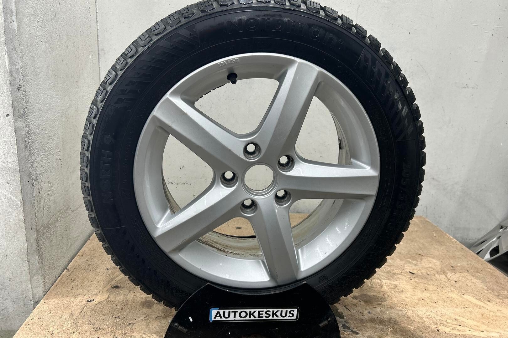 Volkswagen Golf iso kuva 23