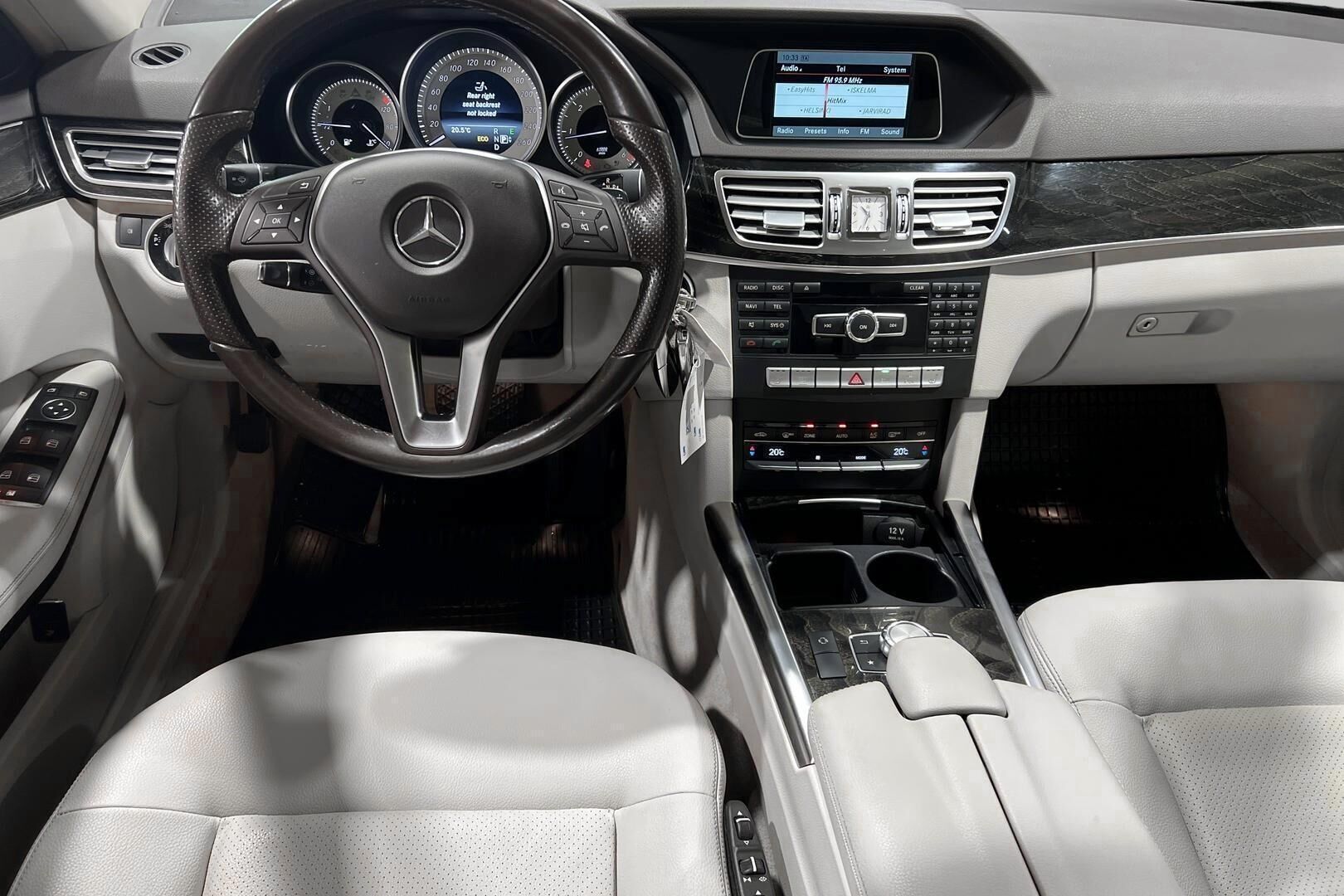 Mercedes-Benz E iso kuva 11
