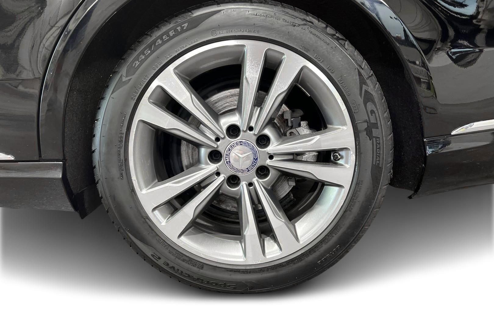 Mercedes-Benz E iso kuva 13