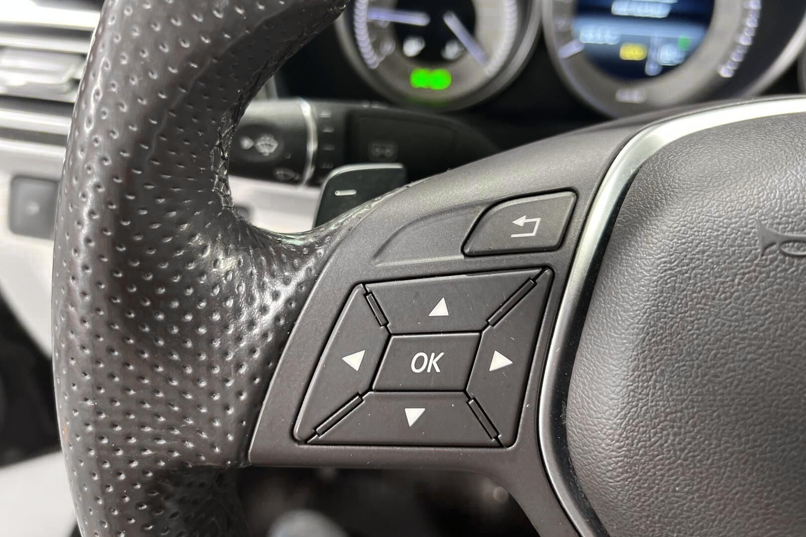 Mercedes-Benz E iso kuva 15