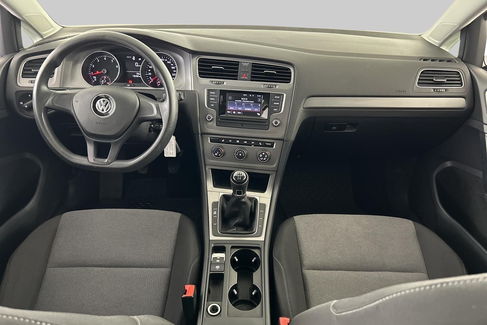 Volkswagen Golf iso kuva 10