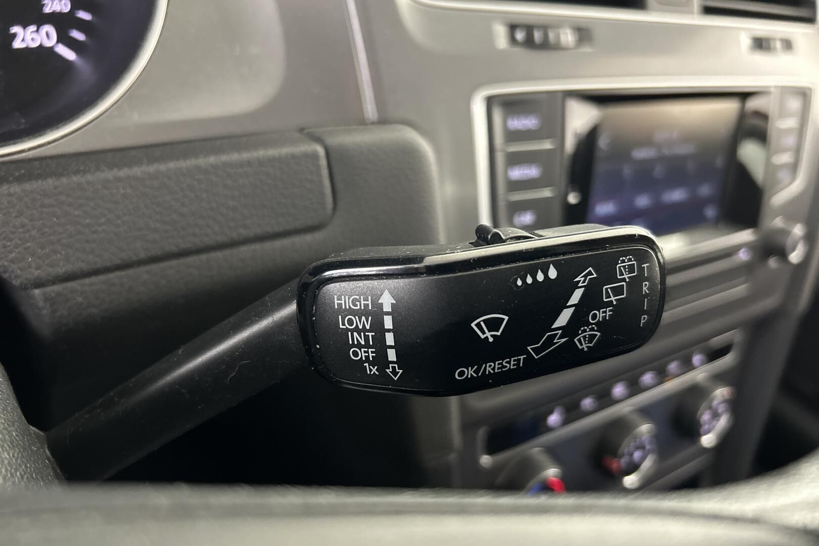 Volkswagen Golf iso kuva 14