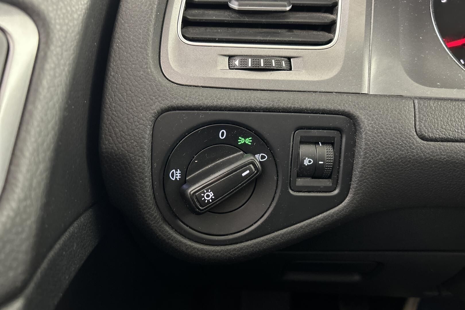 Volkswagen Golf iso kuva 16