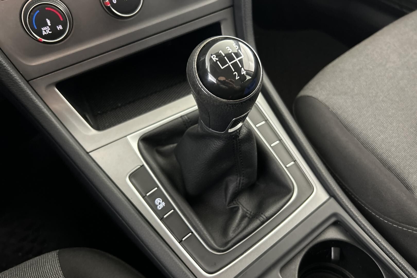 Volkswagen Golf iso kuva 19