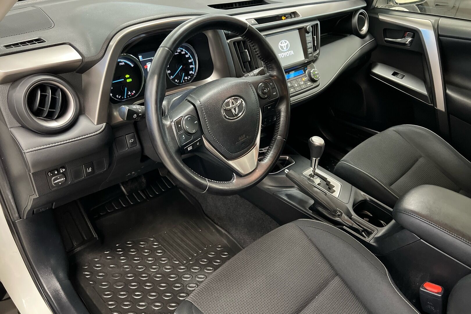 Toyota RAV4 iso kuva 5