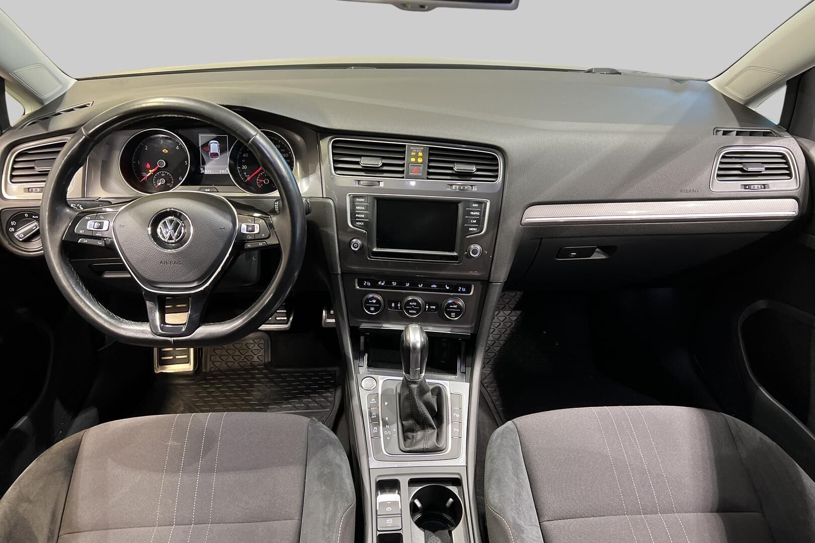 Volkswagen Golf iso kuva 8