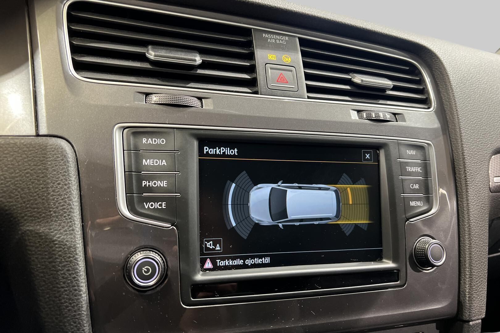 Volkswagen Golf iso kuva 12