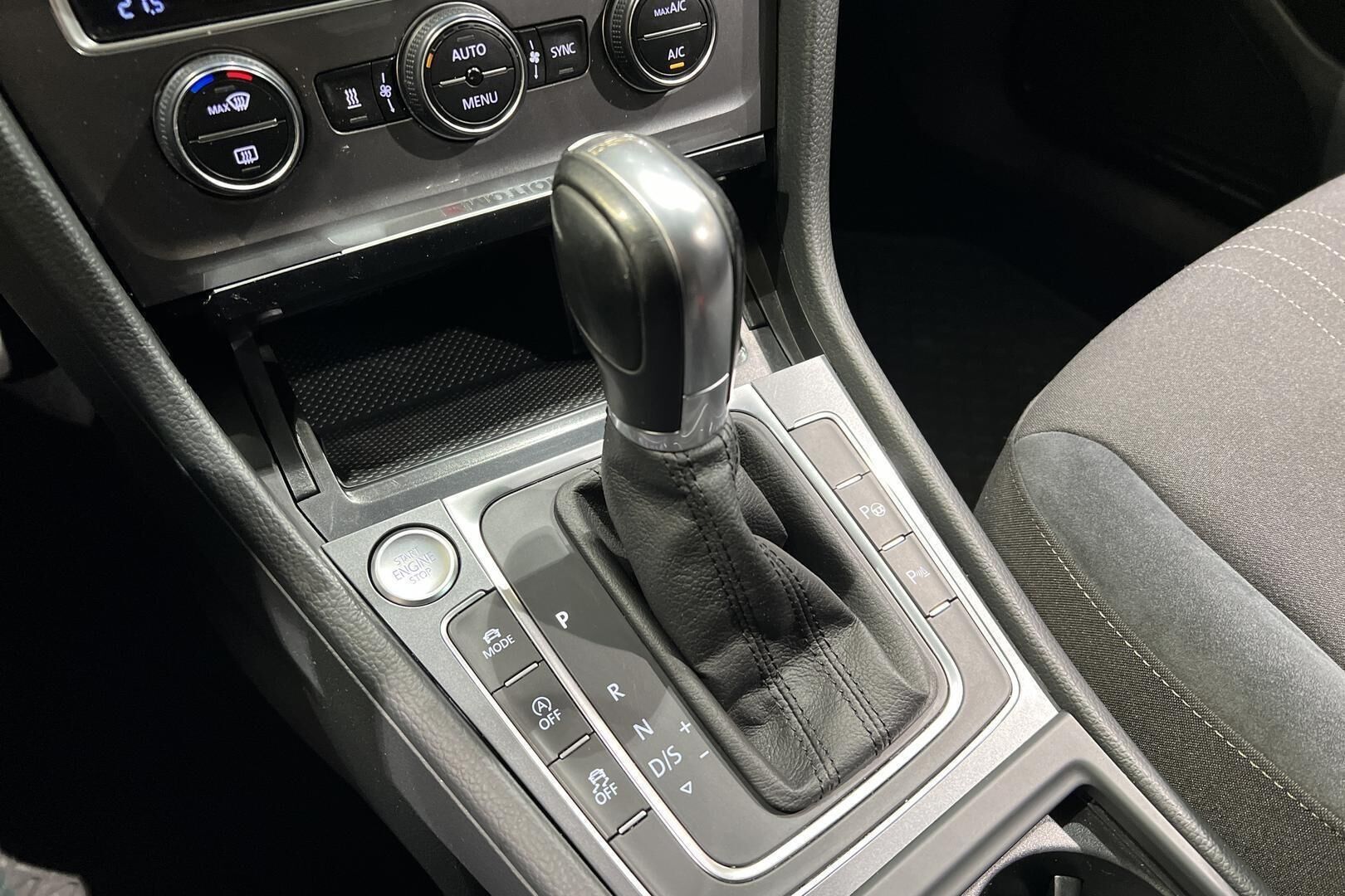 Volkswagen Golf iso kuva 14