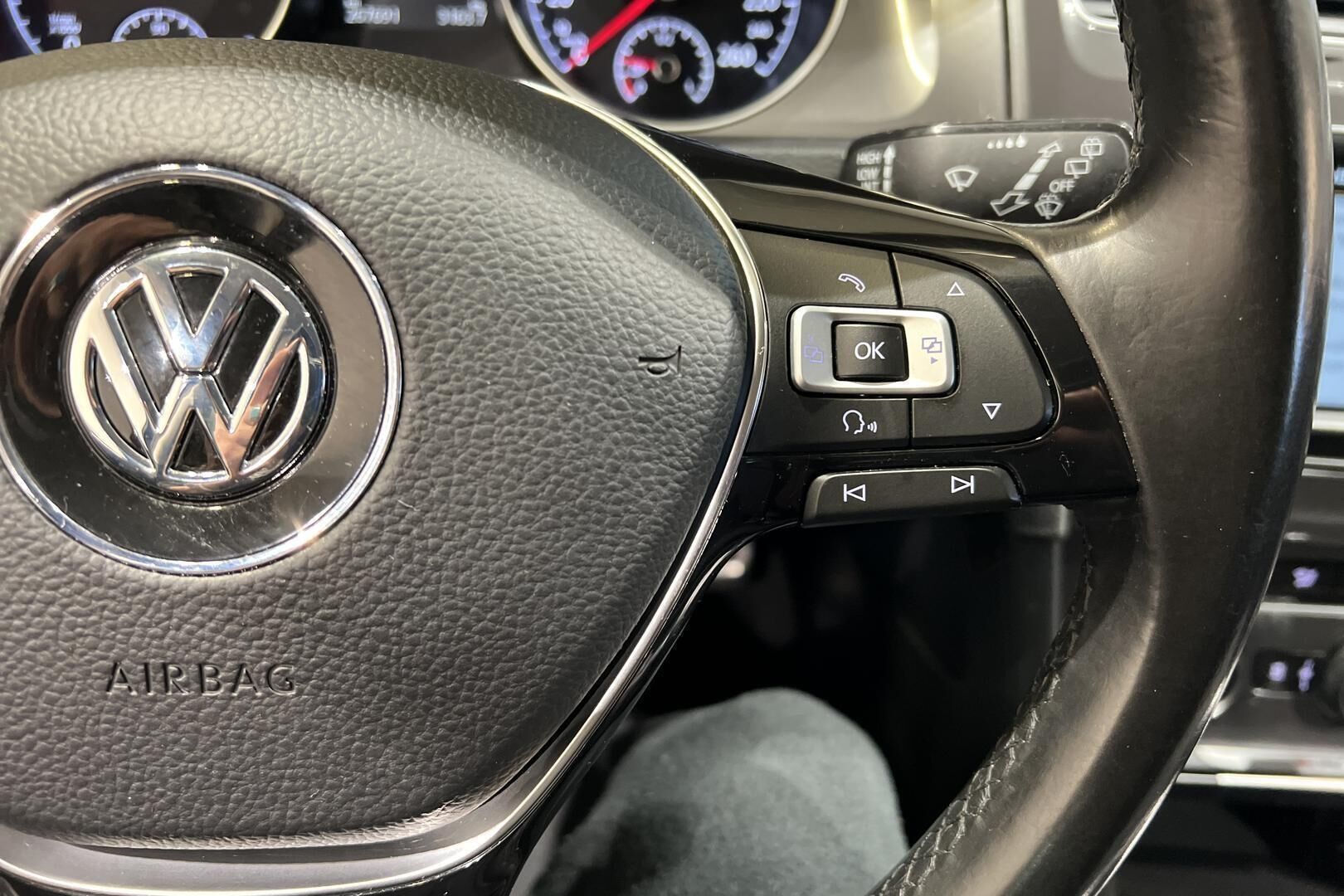 Volkswagen Golf iso kuva 16