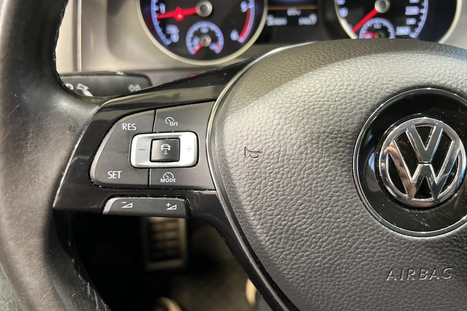 Volkswagen Golf iso kuva 17