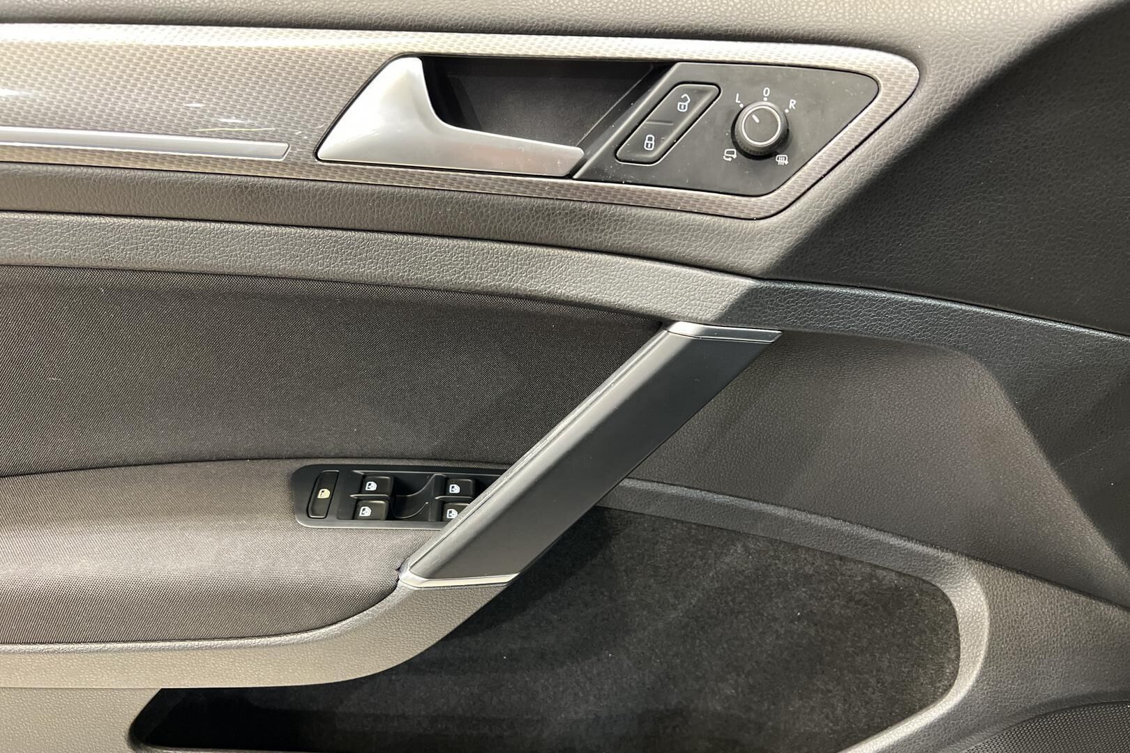 Volkswagen Golf iso kuva 18