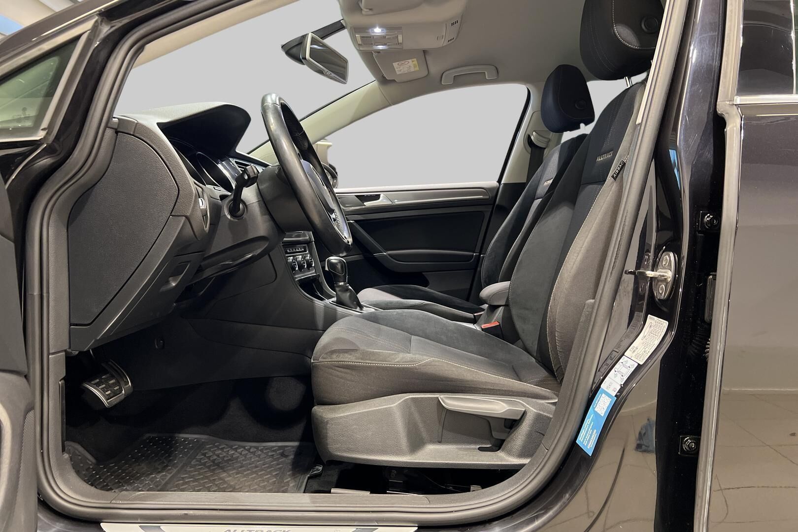 Volkswagen Golf iso kuva 25