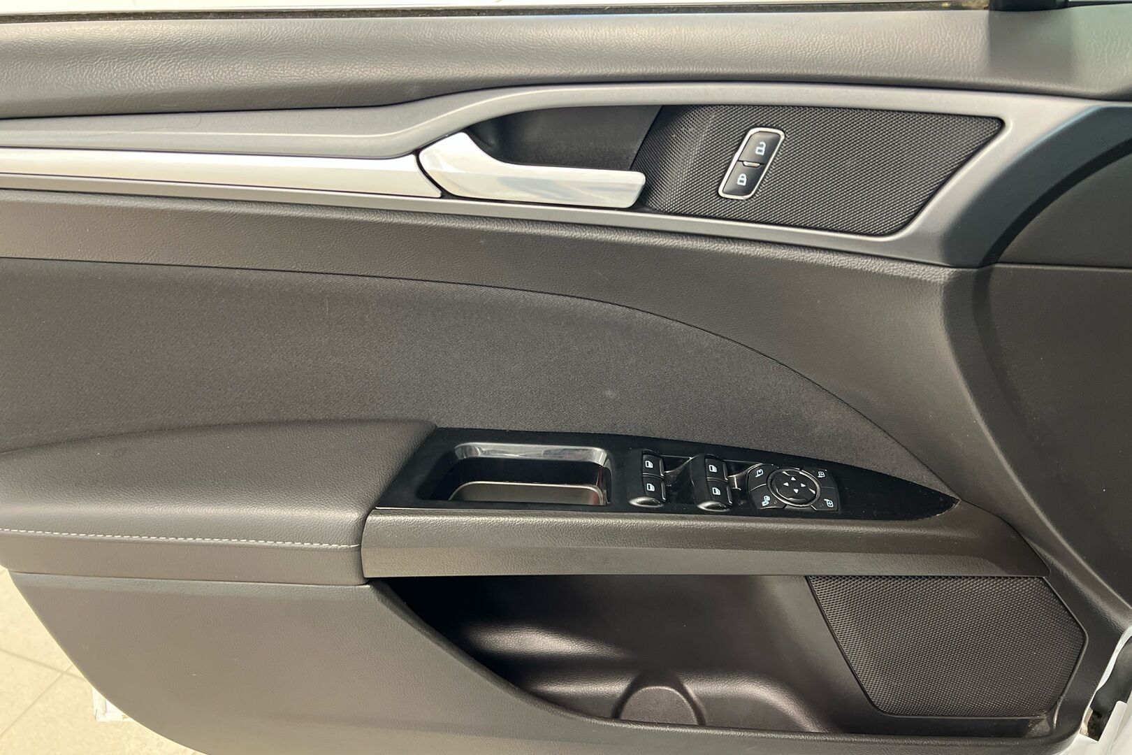Ford Mondeo iso kuva 14