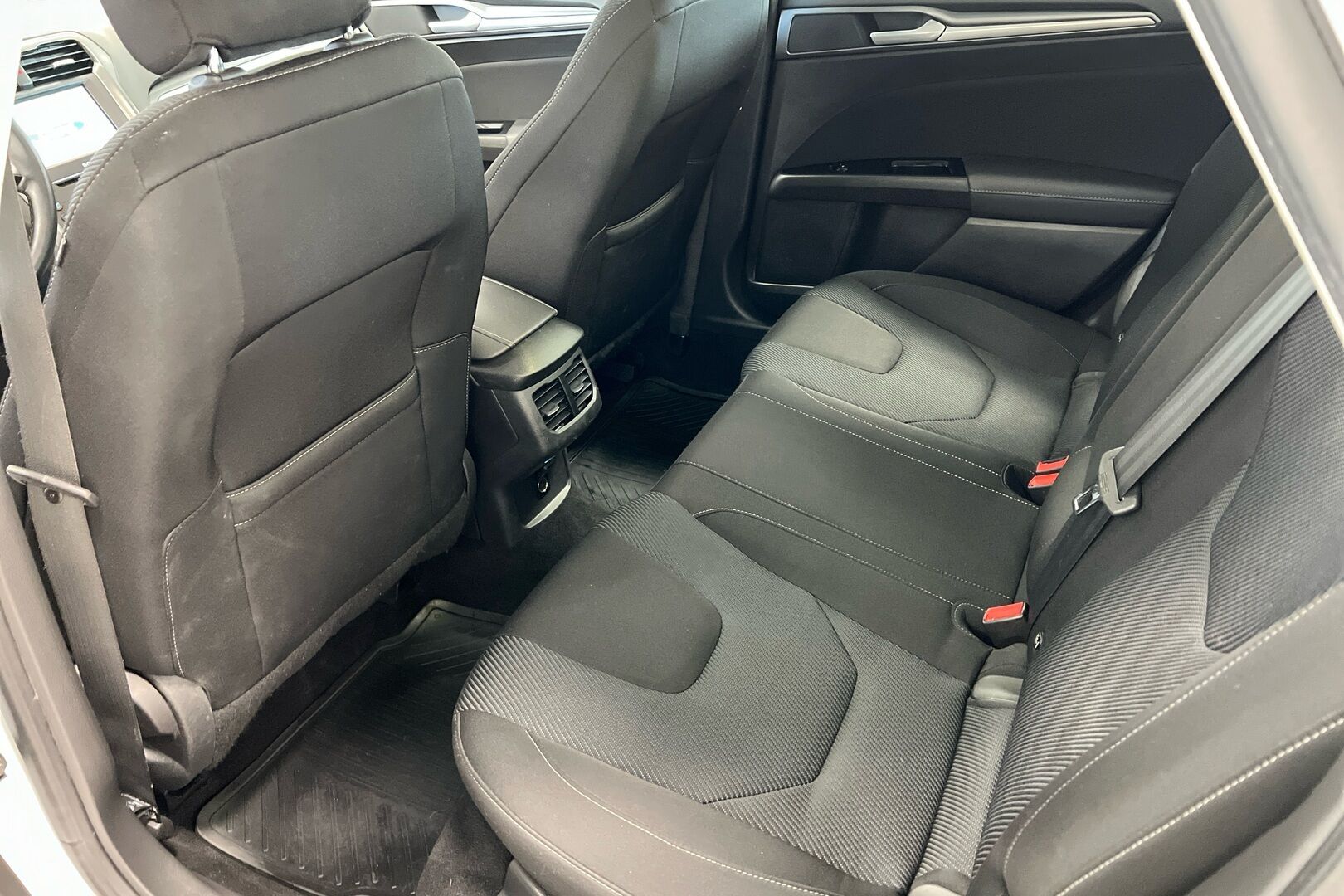 Ford Mondeo iso kuva 8
