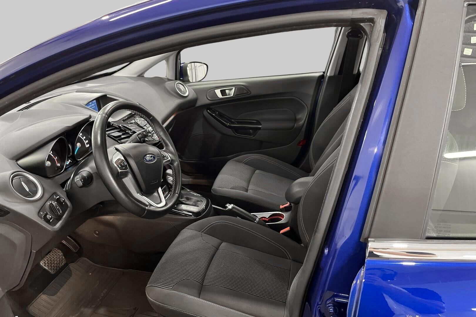 Ford Fiesta iso kuva 9