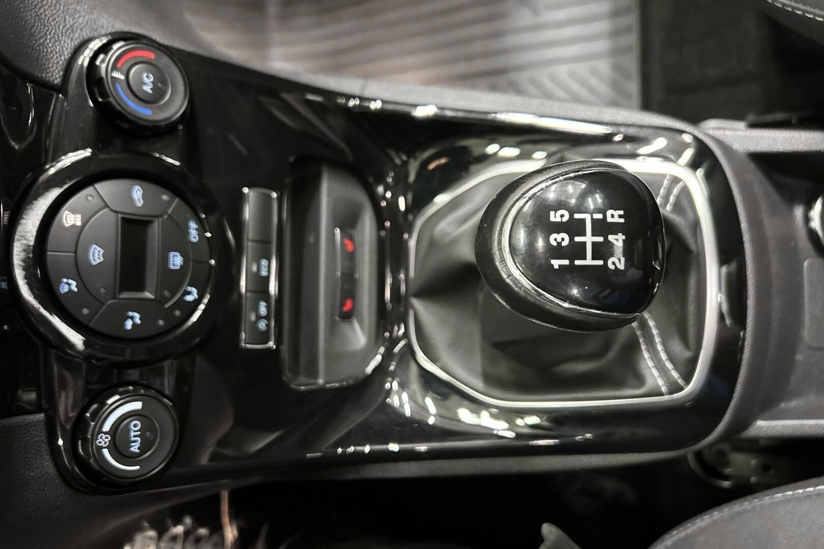 Ford Fiesta iso kuva 17