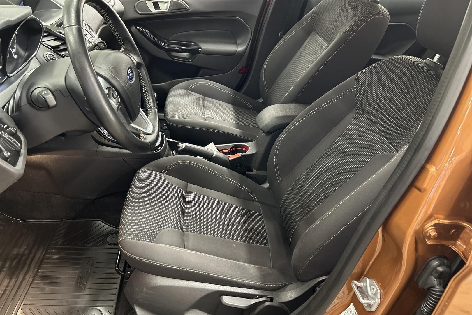 Ford Fiesta iso kuva 9