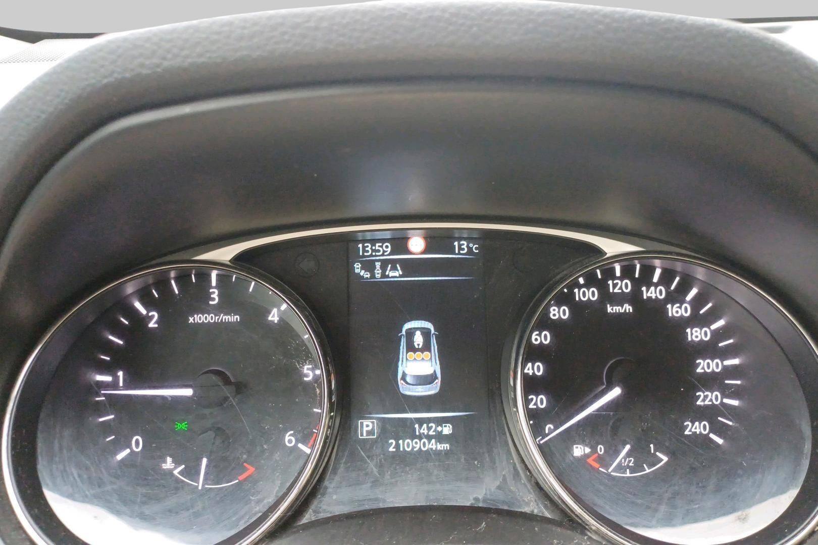 Nissan X-Trail iso kuva 7