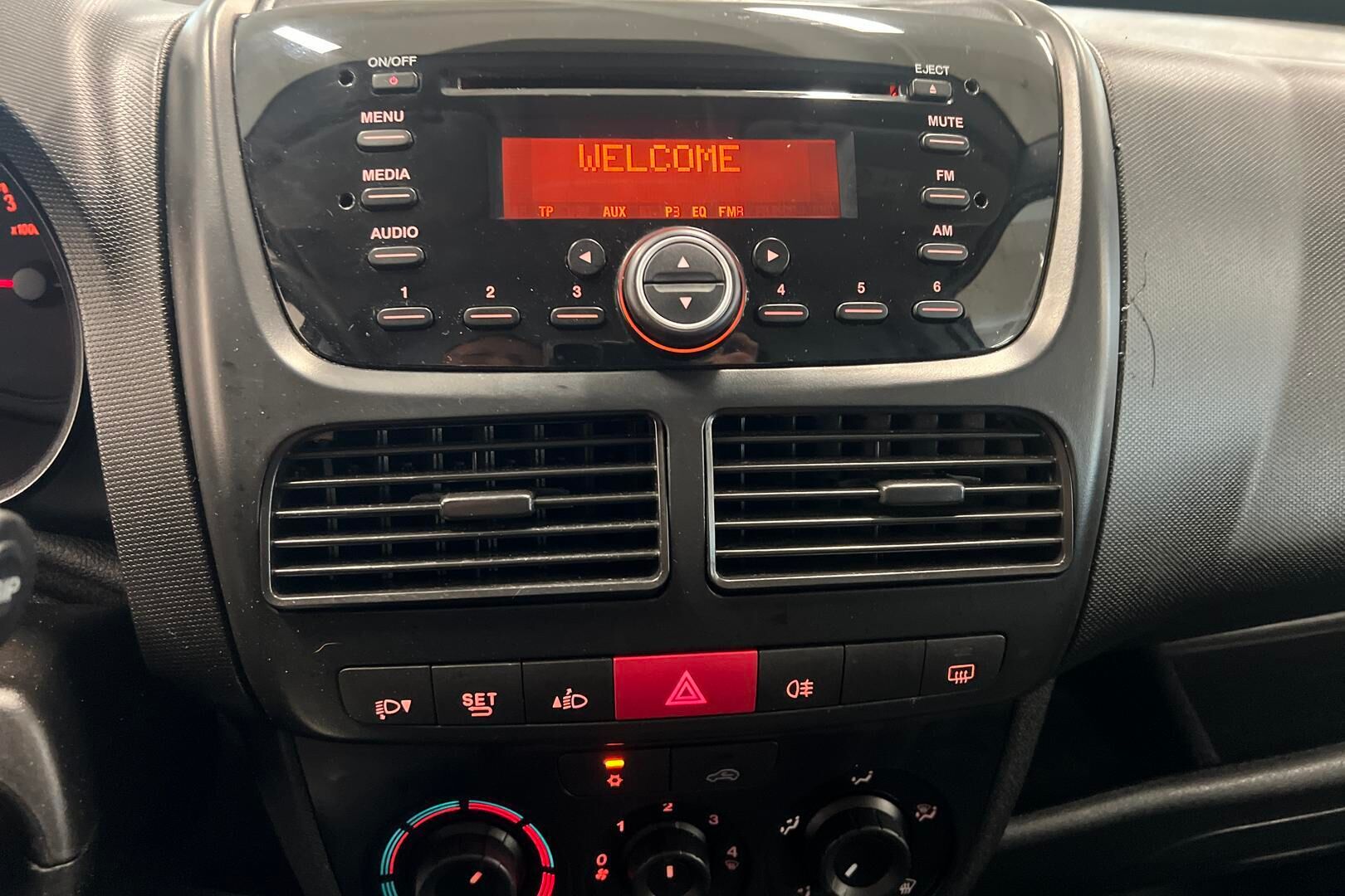Opel Combo iso kuva 15