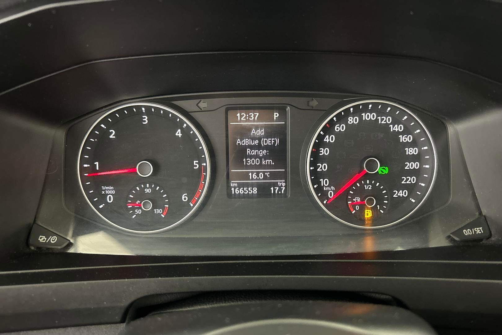 Volkswagen Transporter iso kuva 14