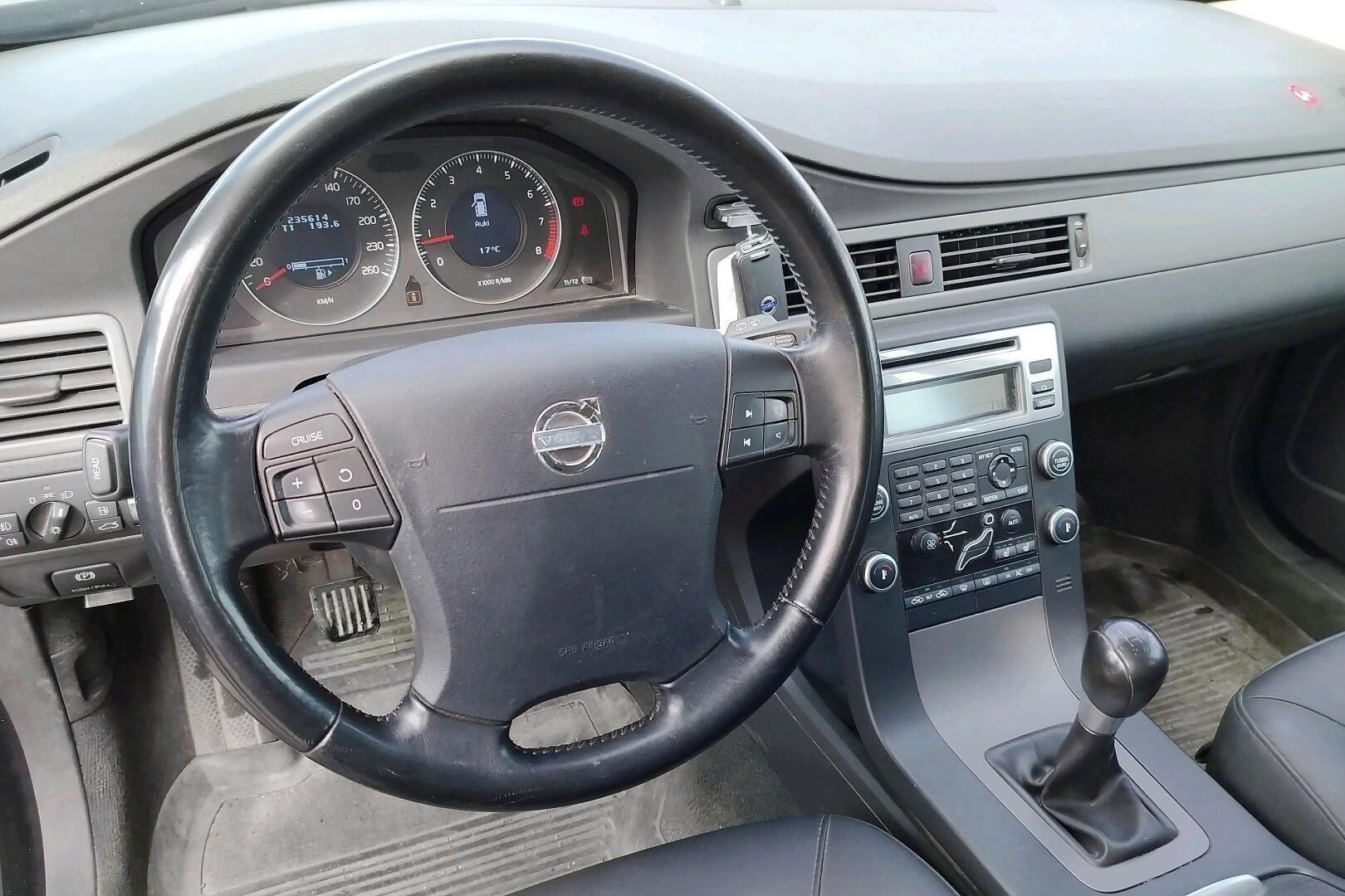 Volvo V70 iso kuva 1