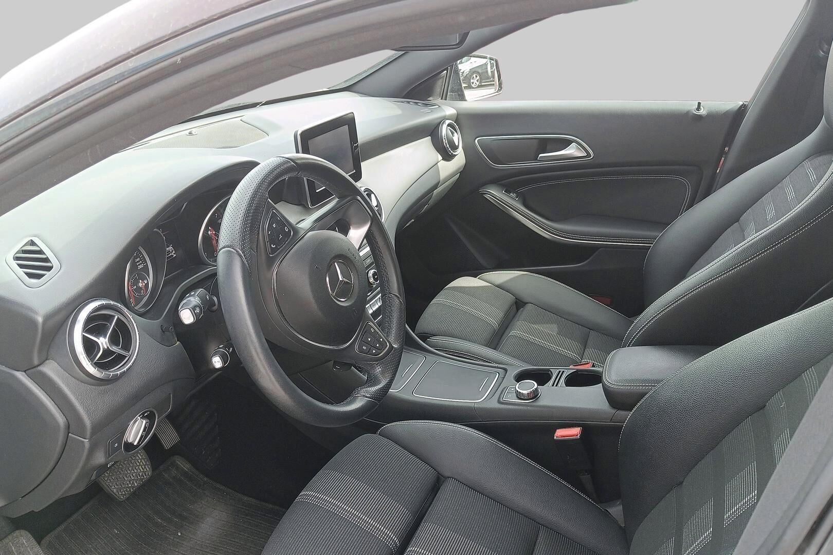 Mercedes-Benz CLA iso kuva 2