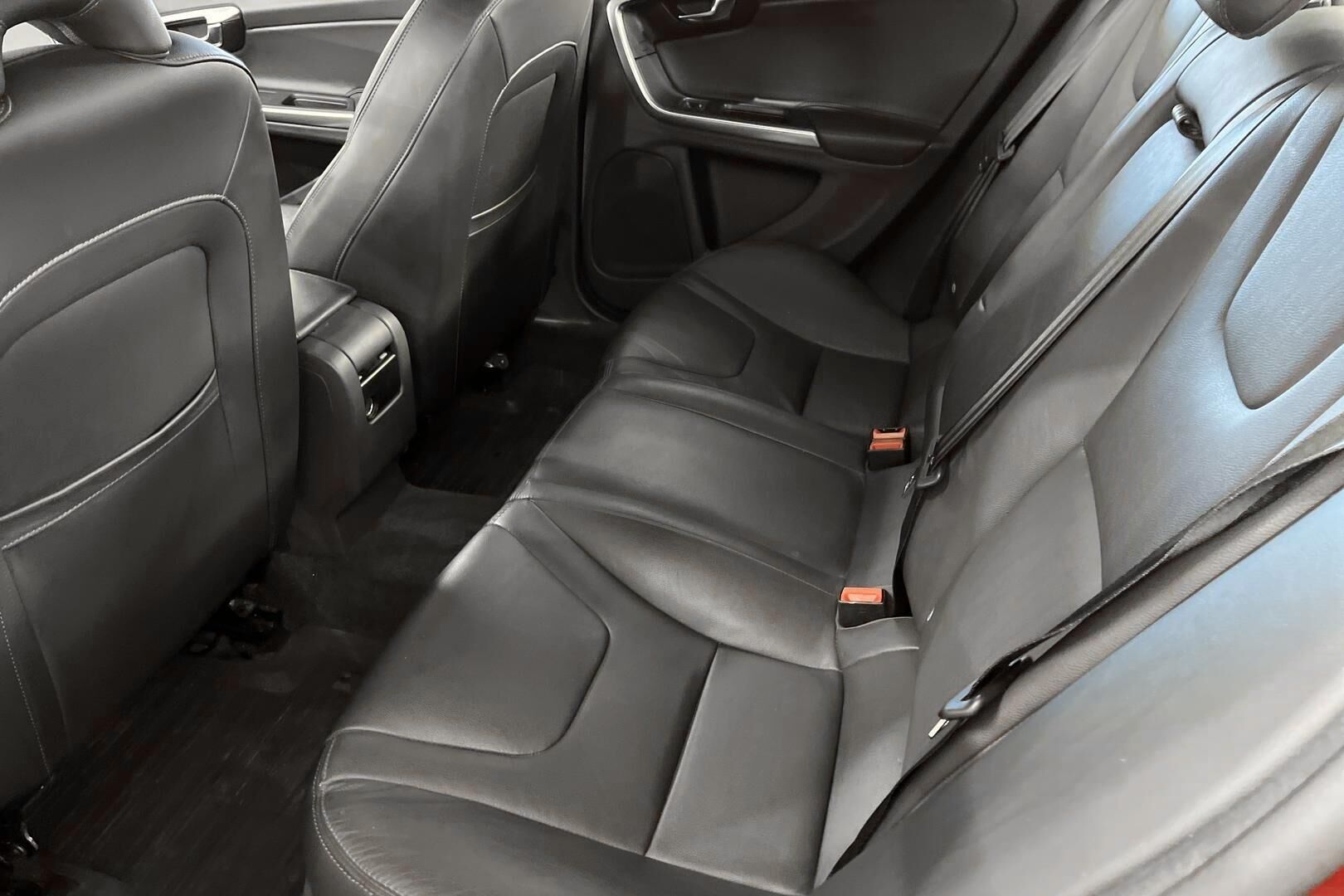 Volvo S60 iso kuva 10