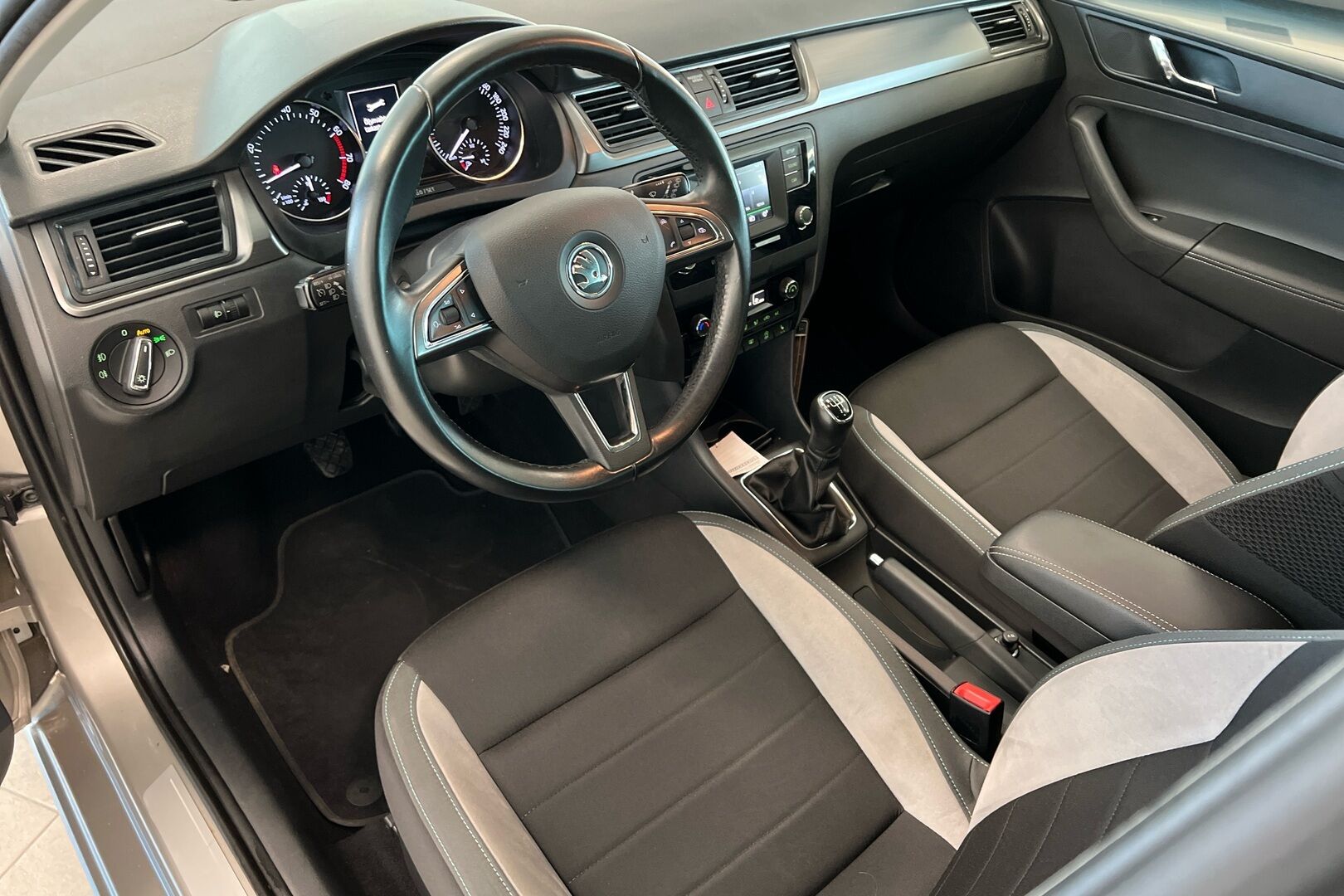 Skoda Rapid iso kuva 6
