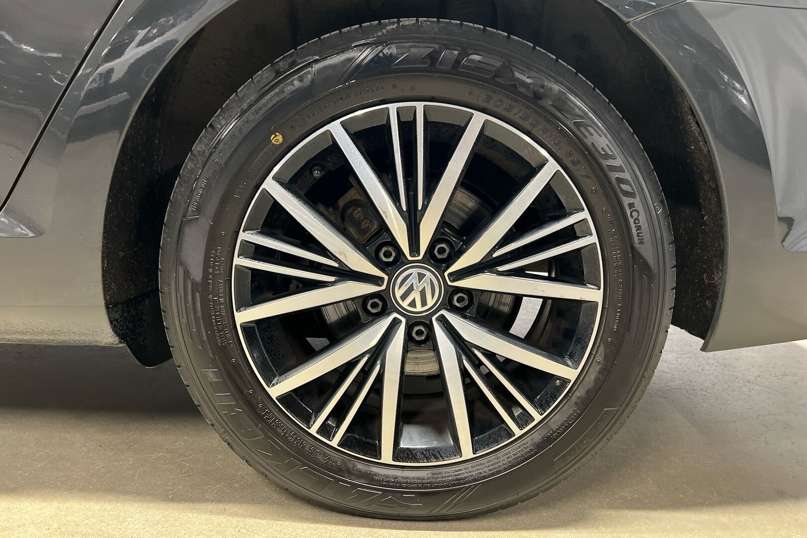 Volkswagen Golf iso kuva 10